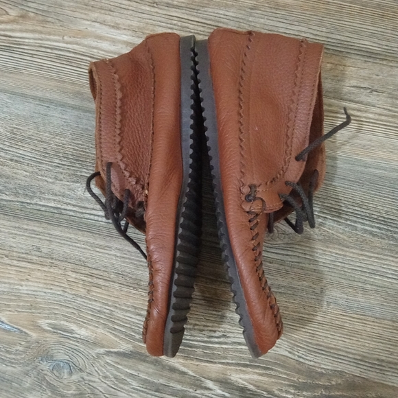 Minnetonka Leather Lightweight Slouchy Lace Up Moccasin Shoes - Picture 12 of 14